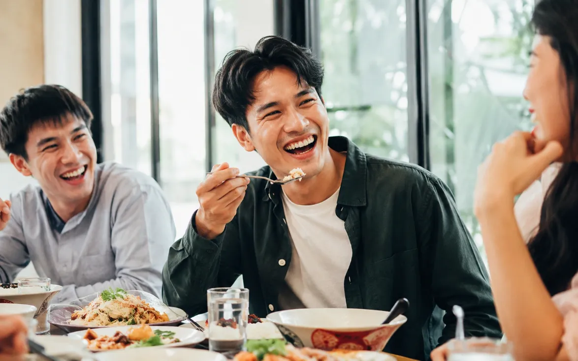 รอยยิ้มอย่างมีความสุขและอิสระหลังจากหมดปัญหาแผลในปาก