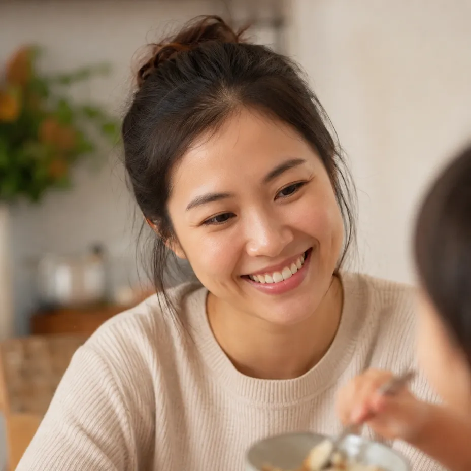 คุณแม่ไทยยิ้มโล่งใจมองลูกที่กินได้อีกครั้ง โทนอบอุ่น